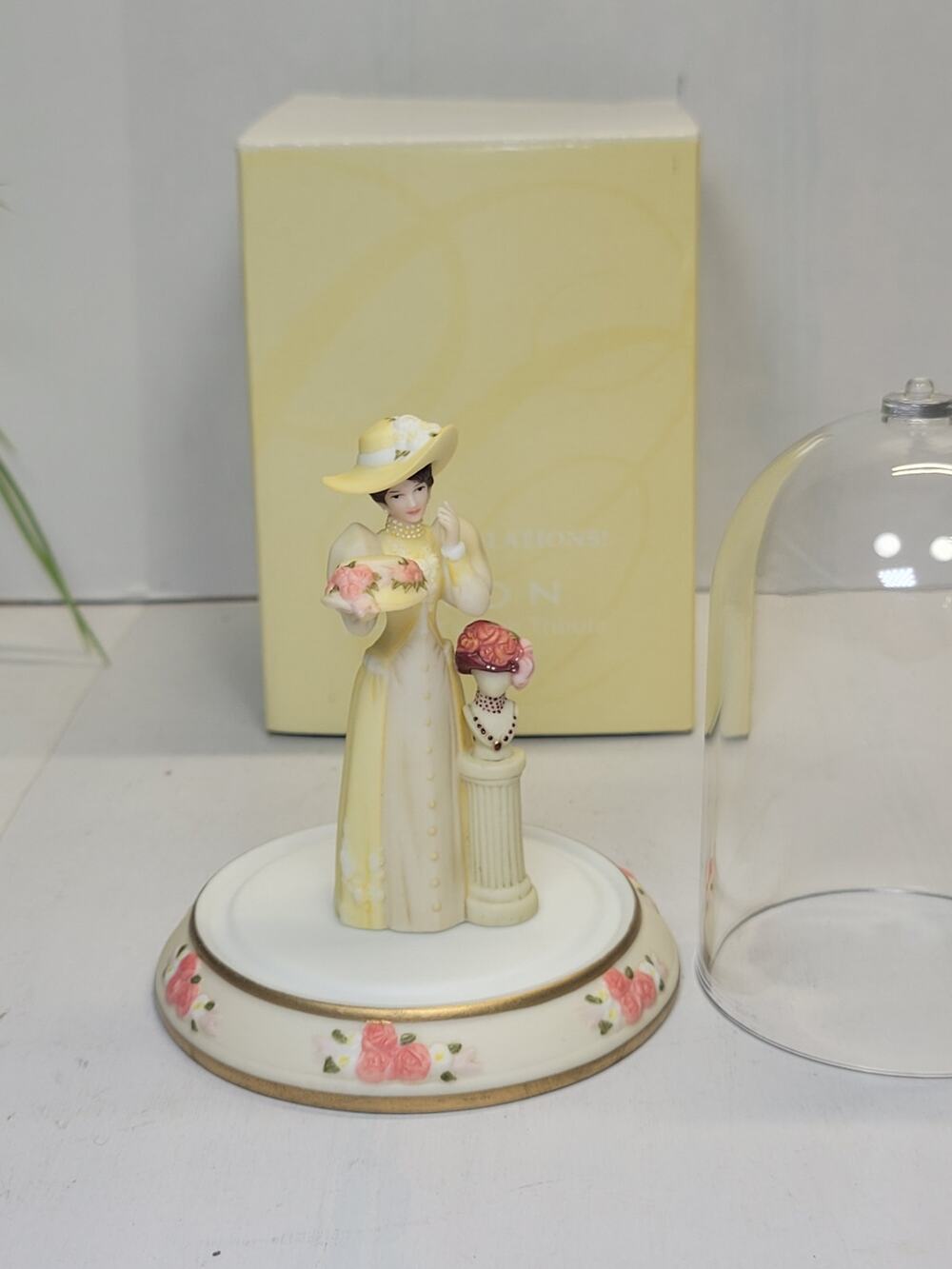 Avon 2005 Mrs Albee President's Club Miniature Porcelain Figurine Award Dome